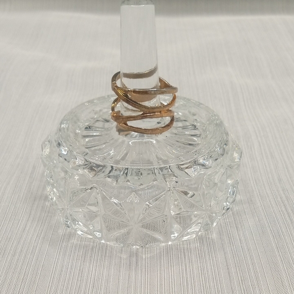 Gold Tone Ring with Geometric Facets and Scalloped Design Size 8.5 - Picture 1 of 9